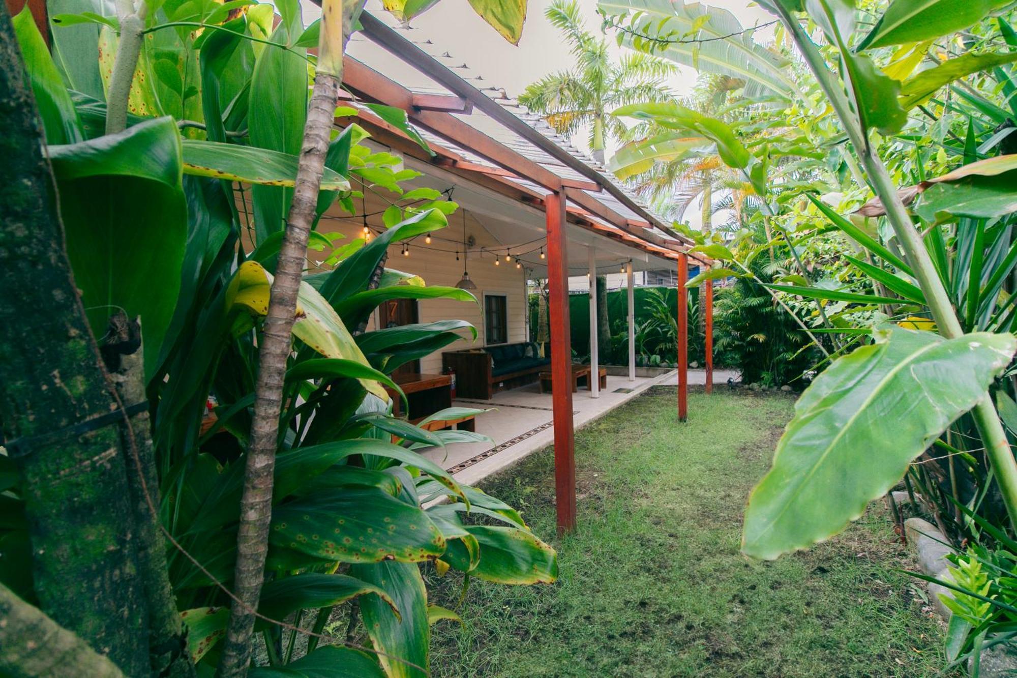 Отель Pineapple House Бокас-дель-Торо Экстерьер фото